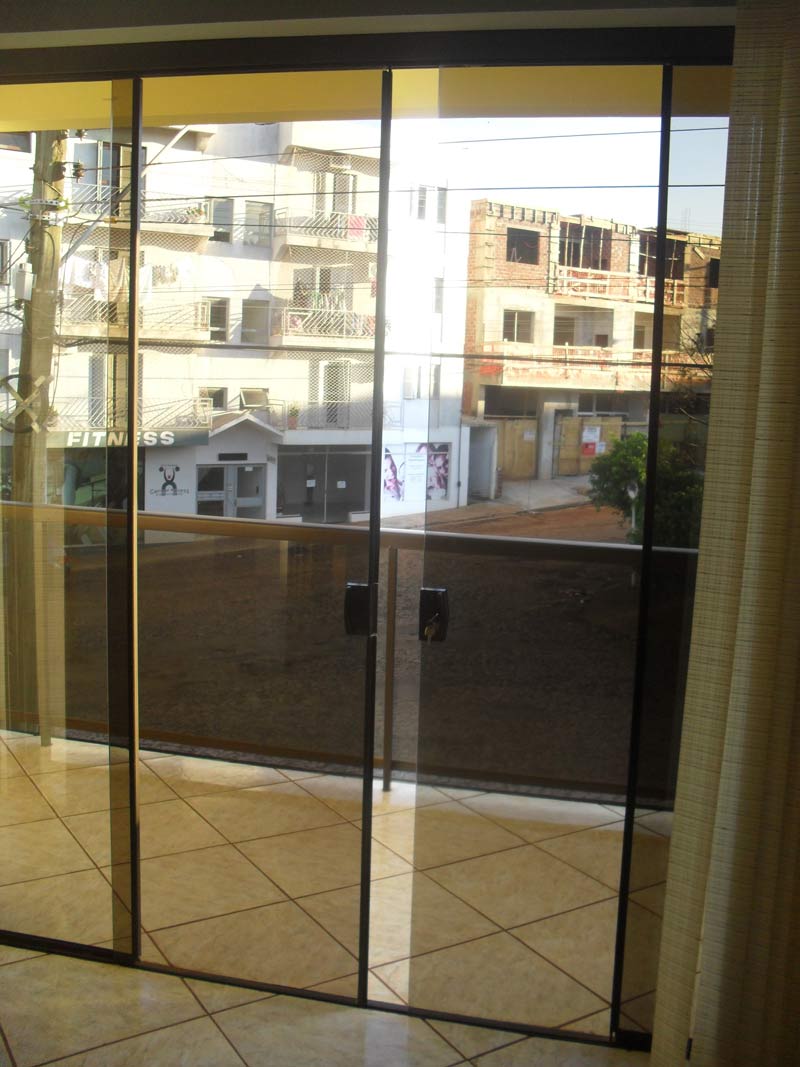 Porta de correr com trilho embutido